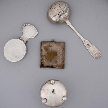 PARTI FÖREMÅL, 4 st, Ryssland, silver och mässing, 1800-talets slut. Silvervikt ca 122,5 g.