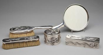 TOALETTSET, 5 delar, silver, Wang Hing & Co, Hongkong Kina, 1900-20-tal. Totalvikt 1334 g.