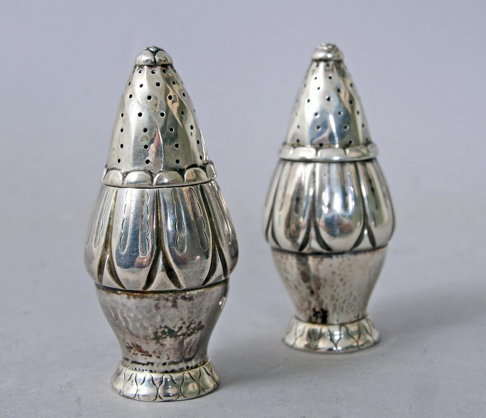 PEPPARSTRÖARE, ett par, silver, Georg Jensen, Danmark, modellnr 197.
