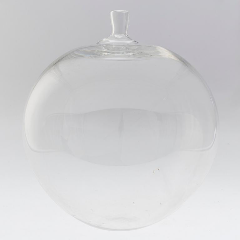 INGEBORG LUNDIN, vas av glas, "Äpplet", Orrefors. Formgiven 1955. Detta exemplar 1970-tal.