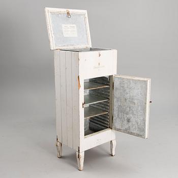 ANTIQUE ICE BOX REFRIGERATOR, "Temperator" Auran Rautateollisuus Oy, Turku, Finland 1920s.