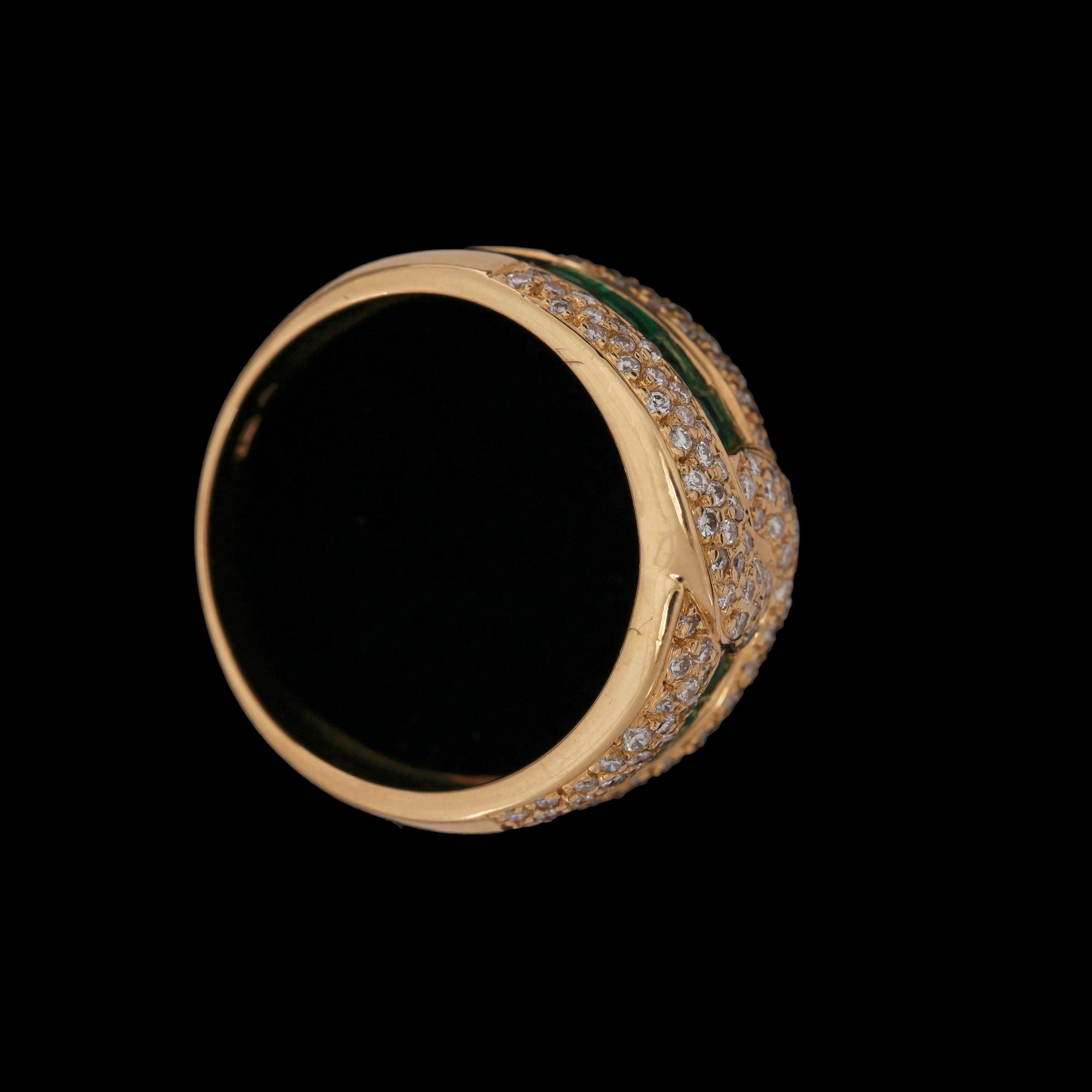 RING, 18k guld med carréslipade smaragder och briljantslipade diamanter, tot ca1.16 ct. Vikt 7g.