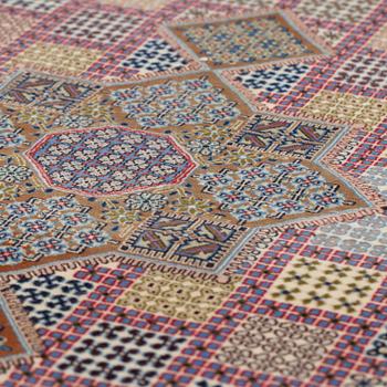 A rug from Esfahan, 167 x 108 cm.
