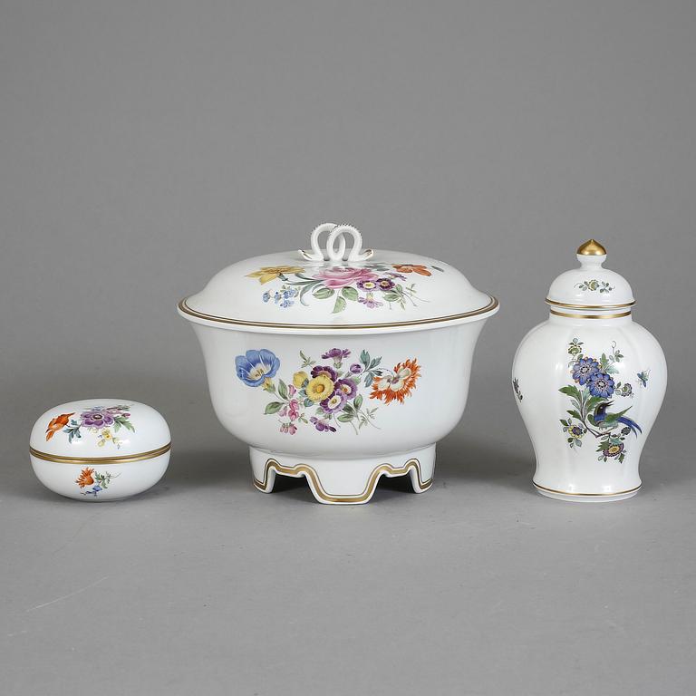 LOCKURNA, SKÅL MED LOCK OCH BONBONJÄR, porslin. Meissen, 1900-tal.