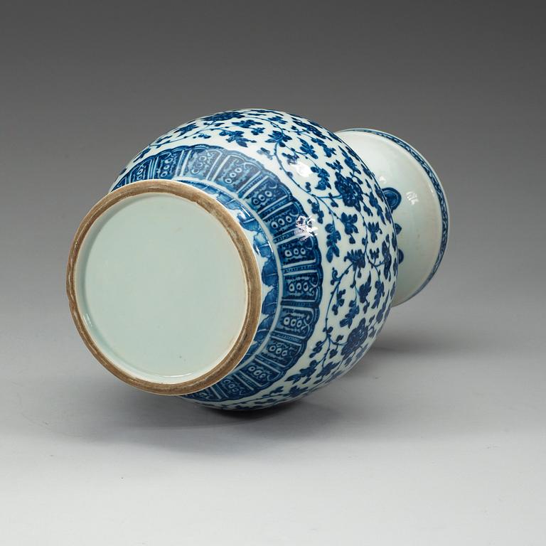 VAS, porslin. Qing dynastin, 1800-tal.
