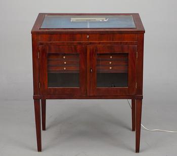 SAMLINGS- / SMYCKESVITRIN, mahogny, sengustaviansk stil, 1800-tal.