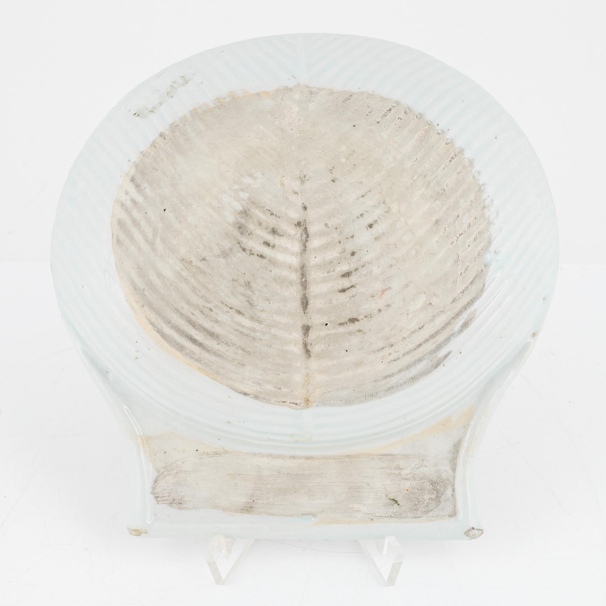 An Imari porcealin butter bowl, China, 18th century.