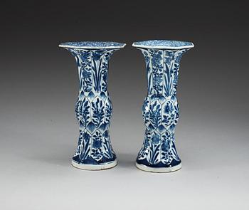 A pair of blue and white vases, Qing dynastin. Kangxi (1662-1722).
