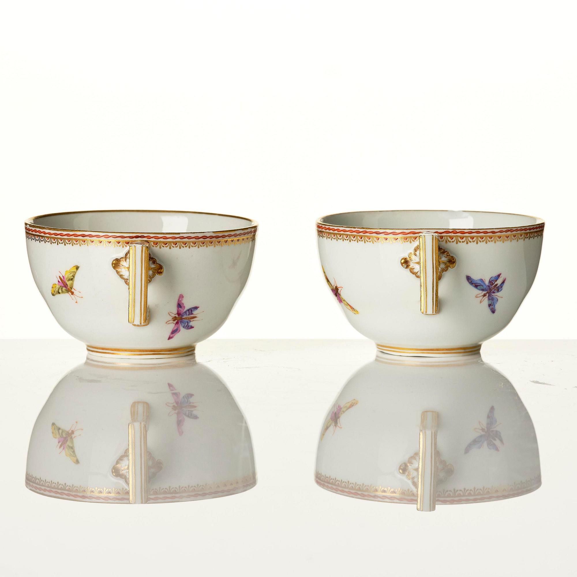 A pair of ornitological Meissen cups with saucers, period of Marcolini (1774-1814).
