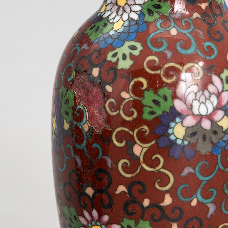 URNA och VASER, 2 st, cloissoné, Japan, tidigt 1900-tal.