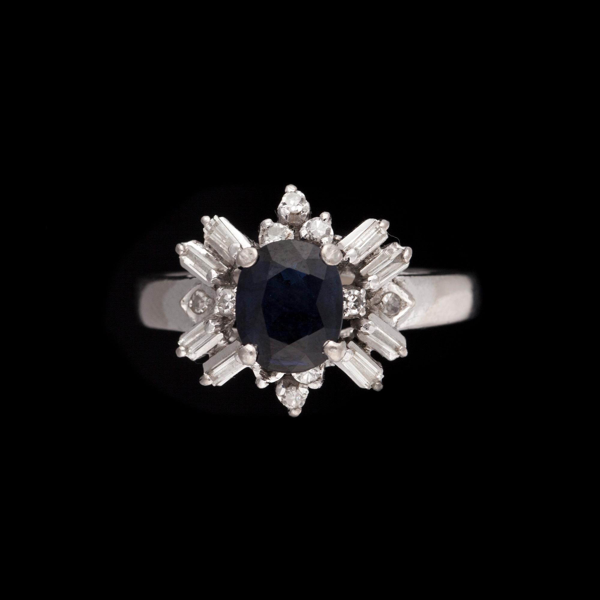 RING, 18K vitguld, fasettslipad safir 1,60 ct, diamanter. Vikt 4,75 g.