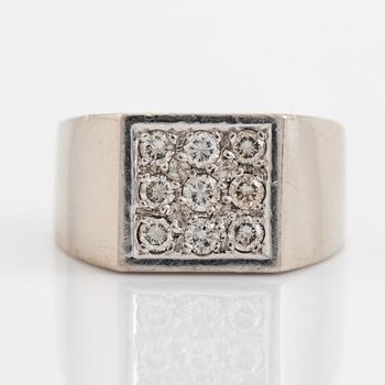 Ring, med briljantslipade diamanter.