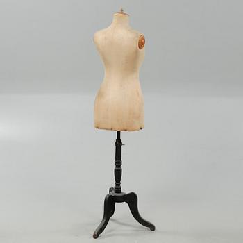 A mannequin from the first half of the 20th century.