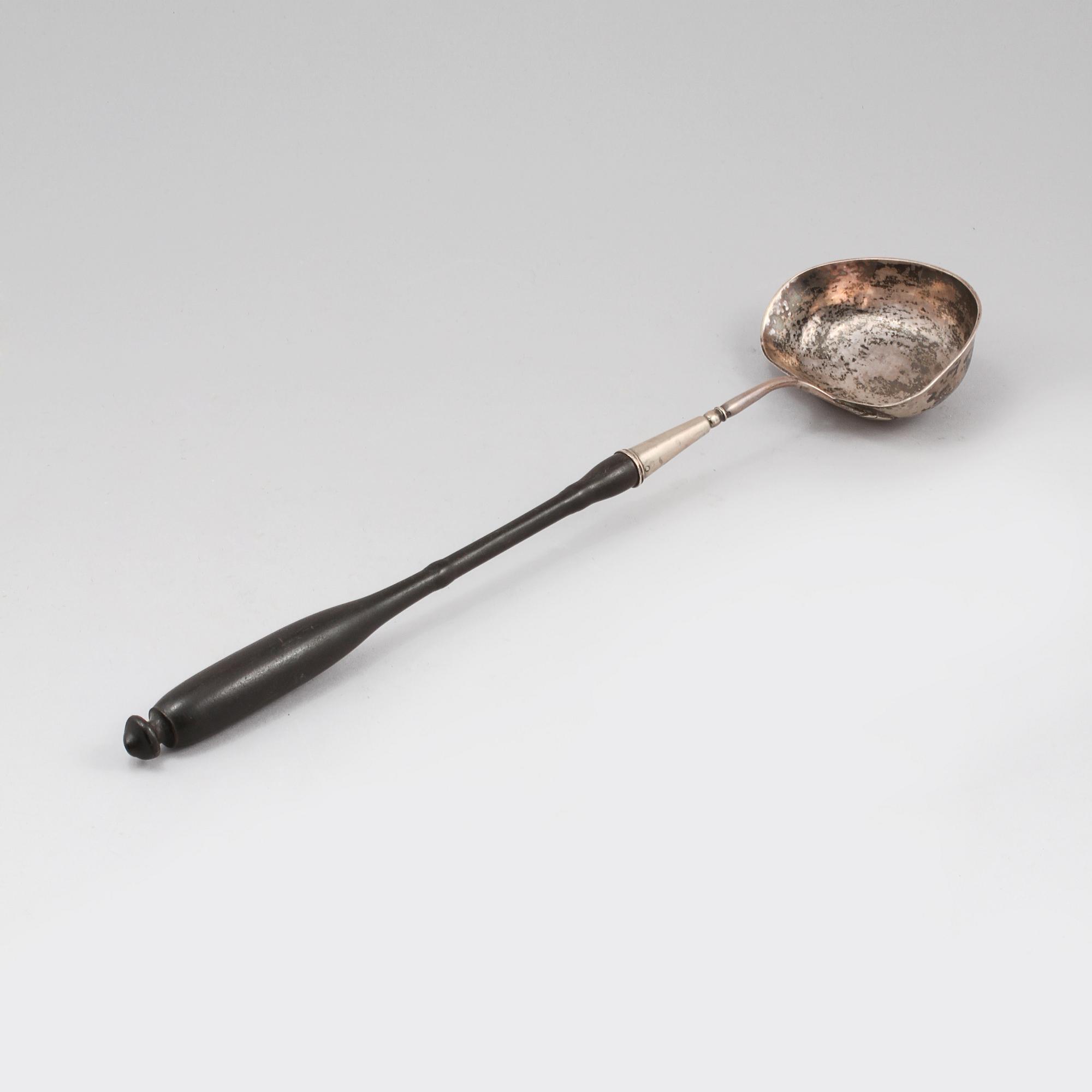 SOPPSLEV, silver och trä, Anders Hallman, Stockholm, 1797. Vikt ca 120 g.