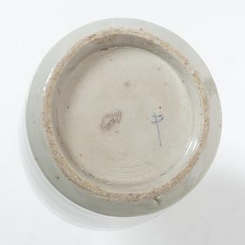 Sju assietter, litet fat samt flaska, porslin, Japan, 1800-/1900-tal.