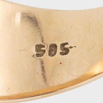 Ring in 14K gold with three round brilliant-cut diamonds.