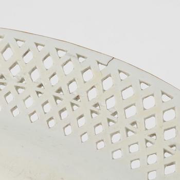 A porcelain bowl with stand, 19th century.