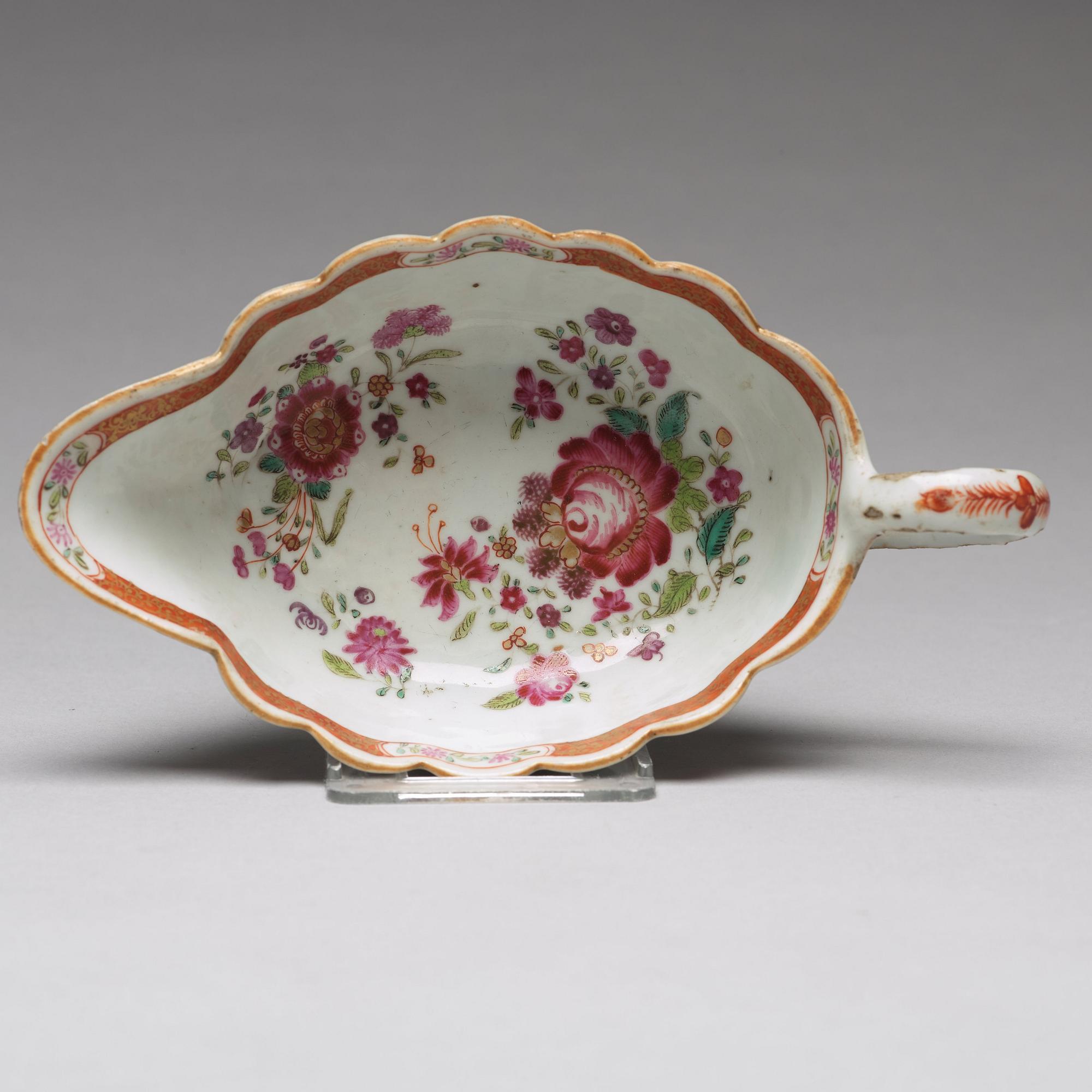 A pair of export porcelain famille rose sauce boats, Qing dynasty, 18th century.