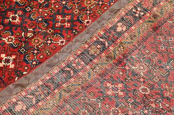 A Hamadan runner, approx. 425 x 108 cm.