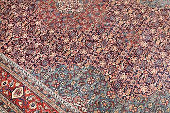 A Sarouk carpet, c. 304 x 218 cm.