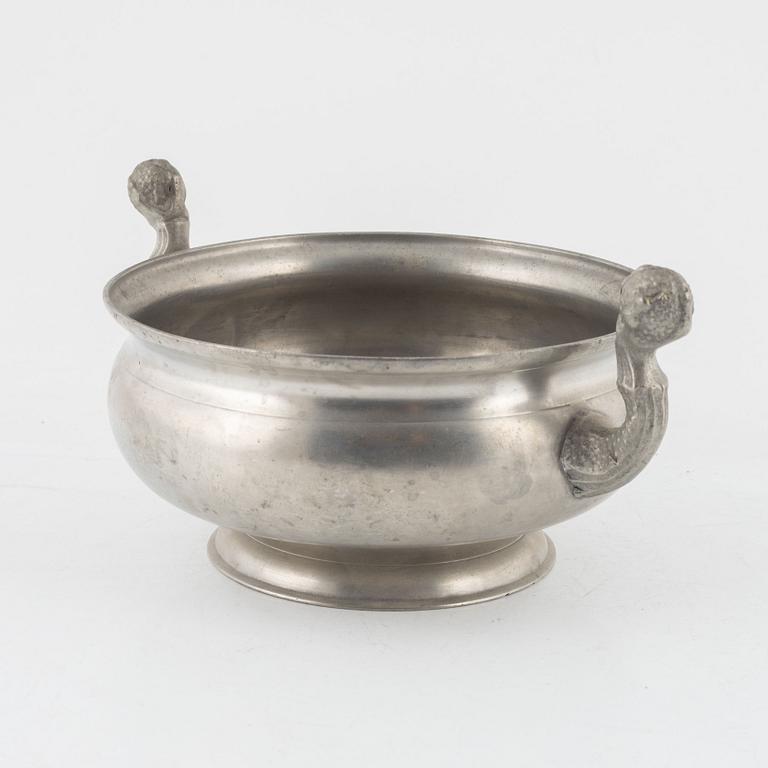 Kannor, två stycken, samt kallskål, tenn, olika mästare, 1800-tal.