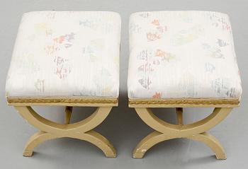 TABURETTER, ett par, sengustavianska, omkring år 1800.