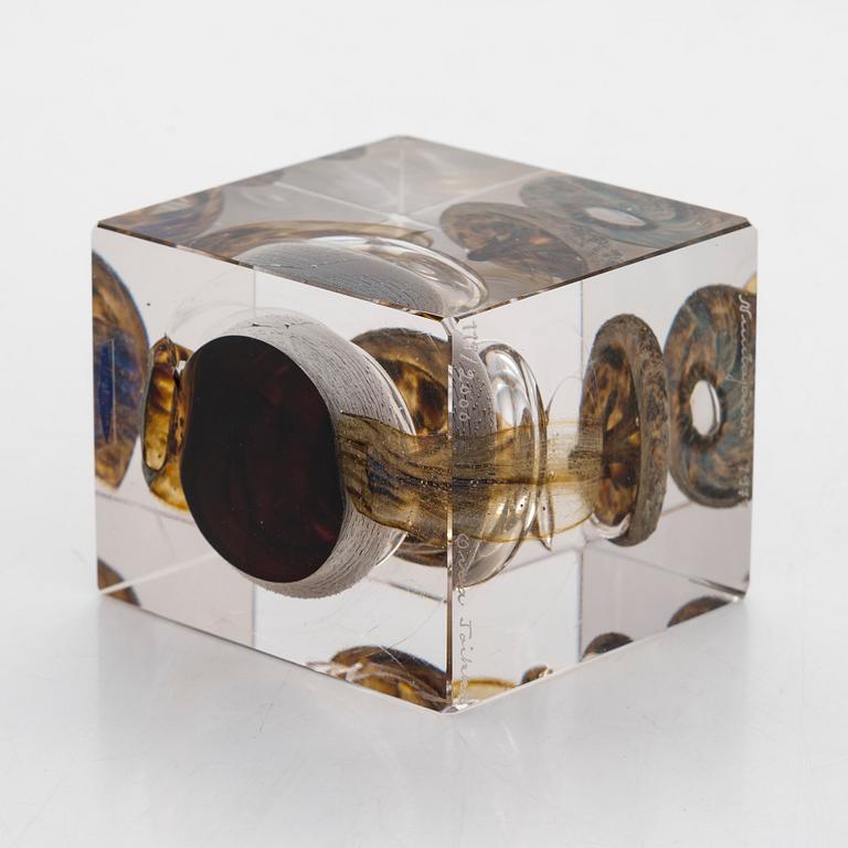 Oiva Toikka, an annual glass cube, signed Oiva Toikka, Nuutajärvi 1977 and numbered 119/2000.