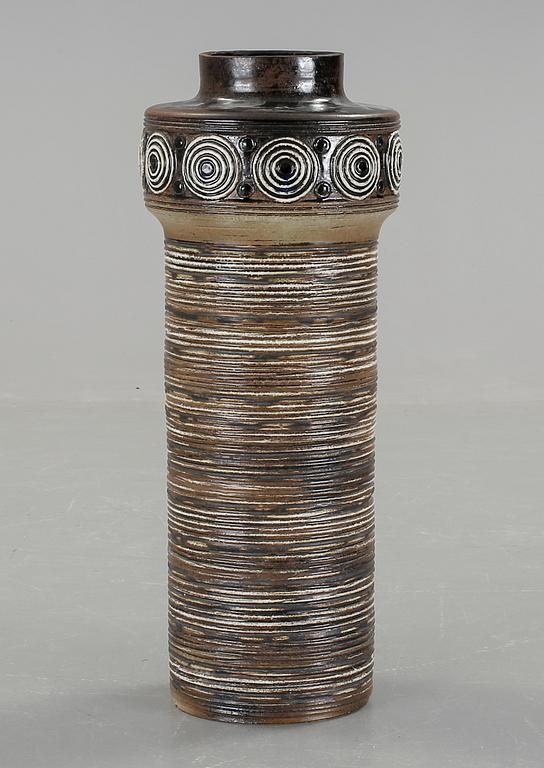 GOLVVAS, chamotterat stengods. Britt-Louise Sundell, Gustavsberg, 1960-tal.