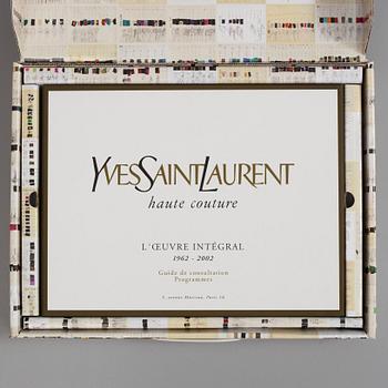 "YVES SAINT LAURENT. Haute Couture. L'OEUVRE INTÉGRAL 1962-2002". Ltd edition om 500 i specialtillverkad trälåda.