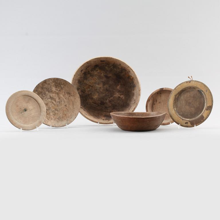 TALLRIKAR OCH SKÅLAR, 6 st, trä, 1700-/1800-tal.