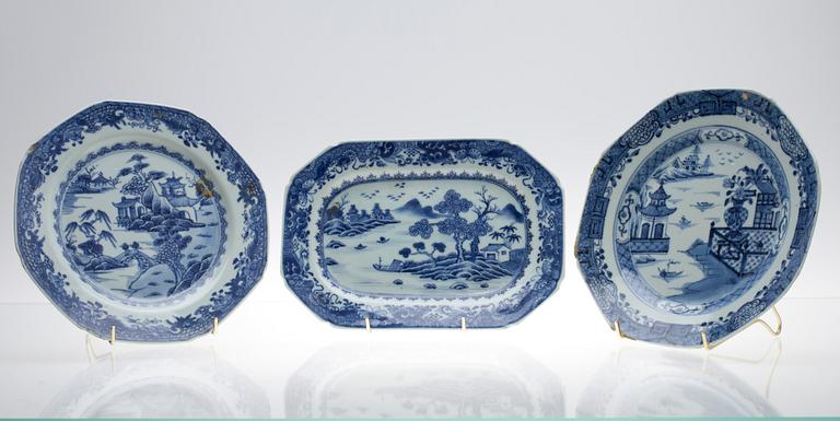 LAUTASIA, 2 st, sekä VATI, posliinia, Kiina 1700-luku.