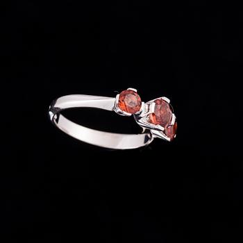 RING, 14K vitguld, 3 st granater tot. 1,16 ct. Vikt 2,7 g.