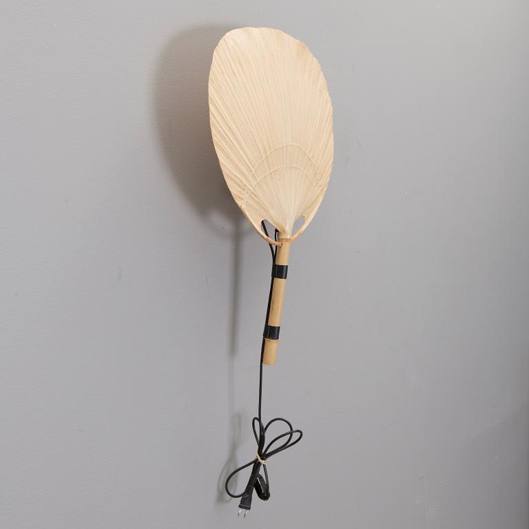 VÄGGLAMPA, "Uchiwa" bambu och rispapper, Design Ingo Maurer, Tyskland, 1973.