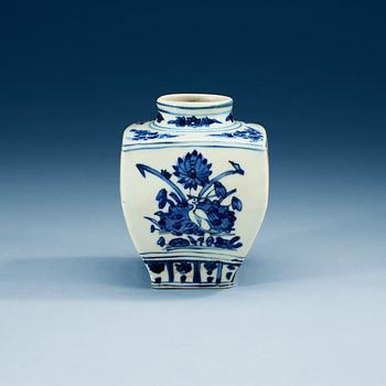 1683. A blue and white jar, Ming dynasty with hall mark.