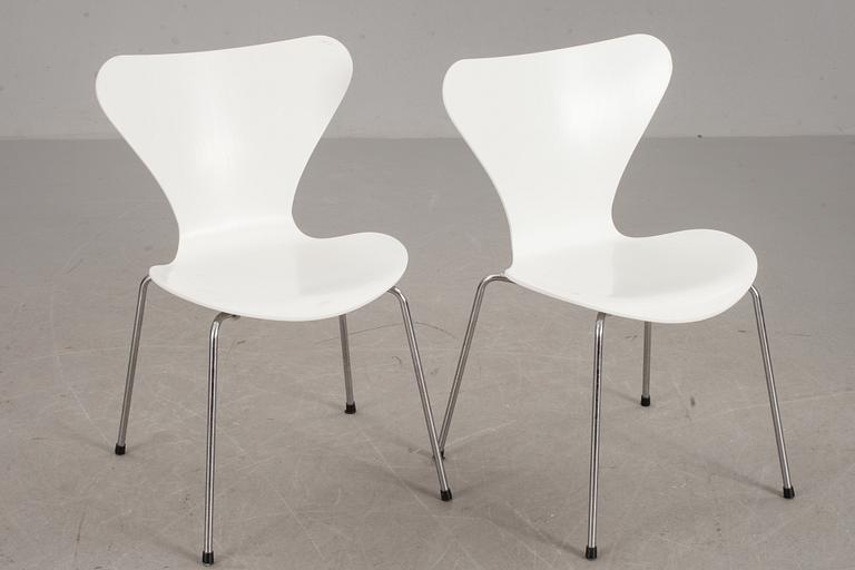 STOLAR, 2 st, "Sjuan", Arne Jacobsen för Fritz Hansen.