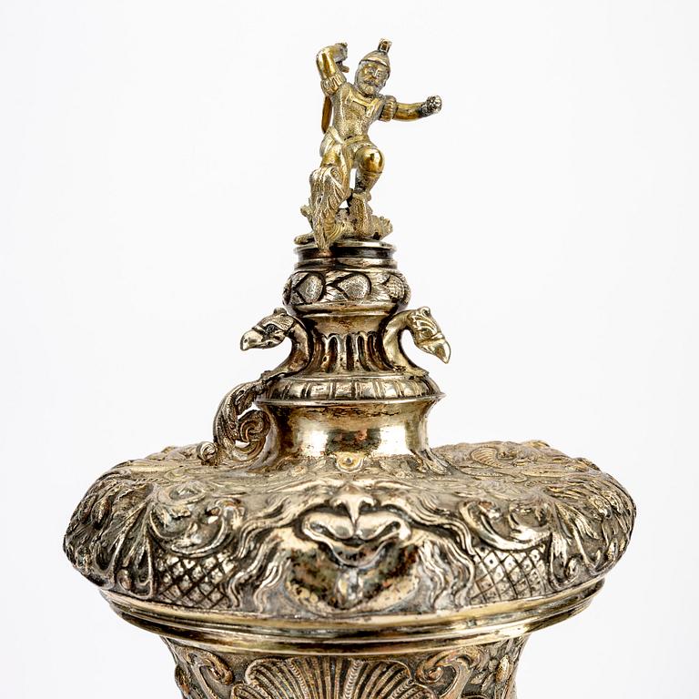 Cup with lid, Historismus, probably 19th century, indistinct silver stamps, weight 1154 grams.