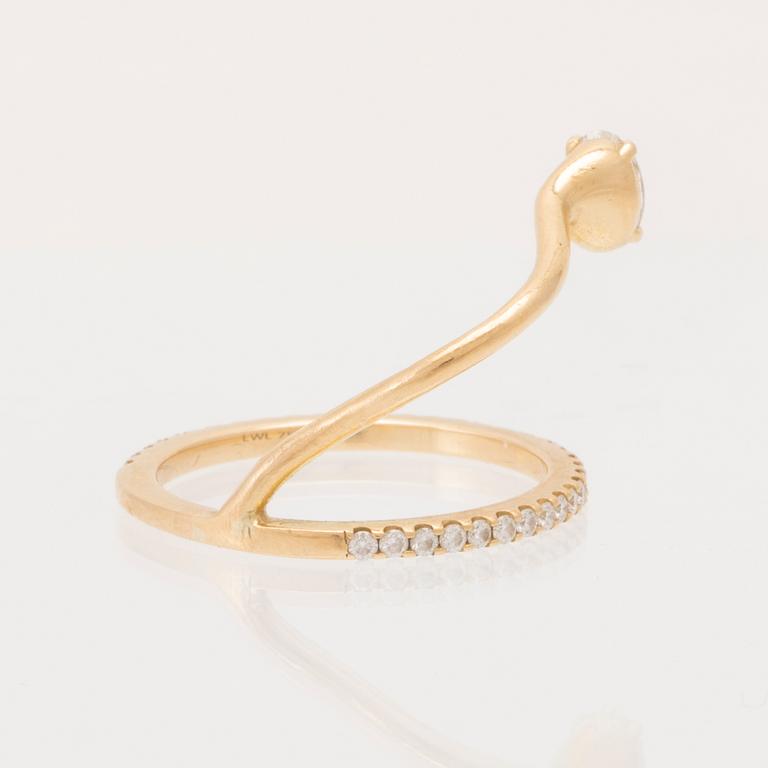 LWL Jewelry ring 18K guld med en ovalt slipad samt runda briljantslipade diamanter.