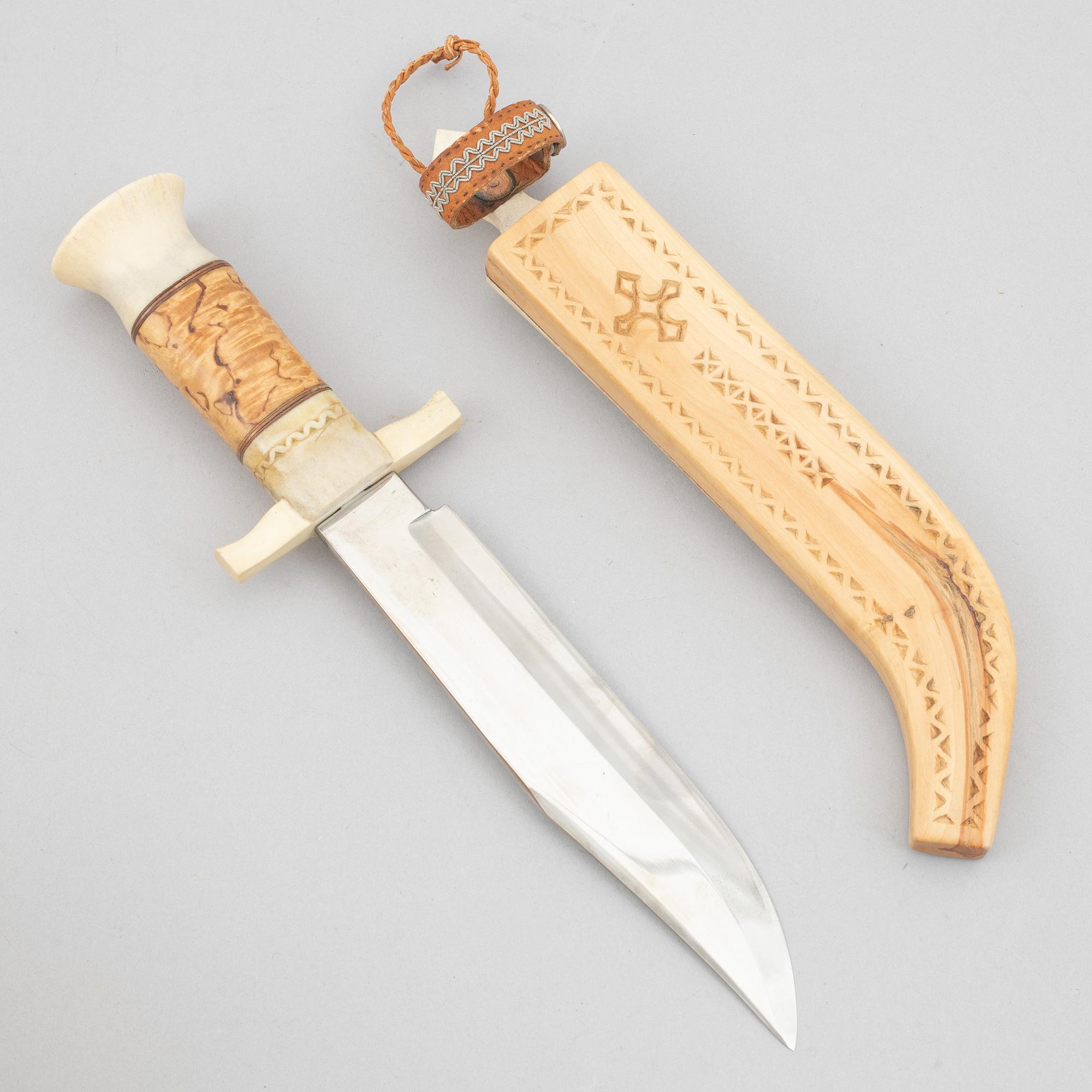 Knife of Bowie type, signed RT (?) dated 80.