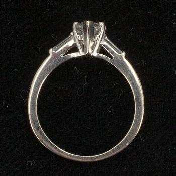 RING, 14 K vitguld. Droppslipad diamant ca 0.80 ct. Vikt 2,5 g.