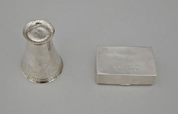 SNUSDOSA SAMT BÄGARE, silver, bl a Johan Niklas Palm, Visby, 1855 resp 1700-tal. Ca 129g.