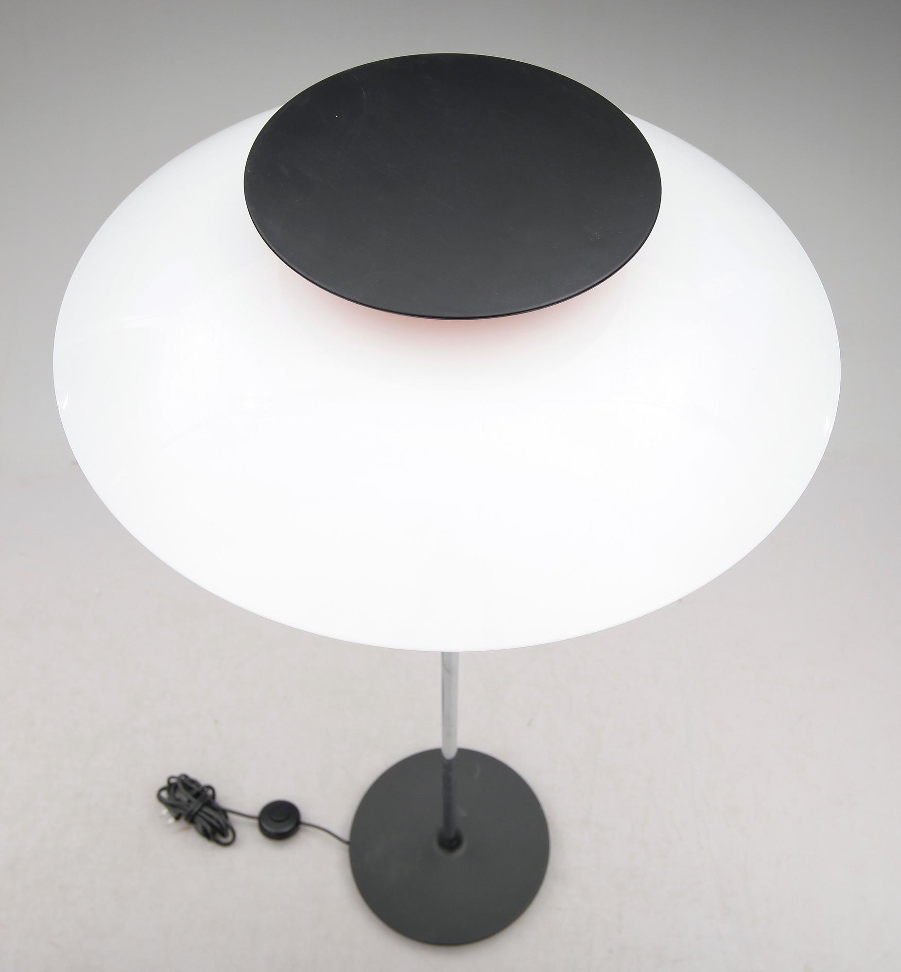 GOLVLAMPA, PH-80, Poul Henningsen för Louis Poulsen.