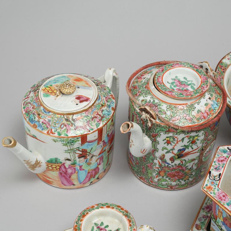 Eight pieces of chinese porcelain, around the year 1900.