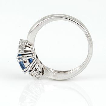 RING, 18K vitguld med ovalslipad safir ca 1,95 ct och briljantslipade diamanter, tot ca 0,22 ct. Vikt ca 5,20 g.