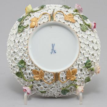 KOPP MED FAT, porslin, Meissen, 1900-tal.