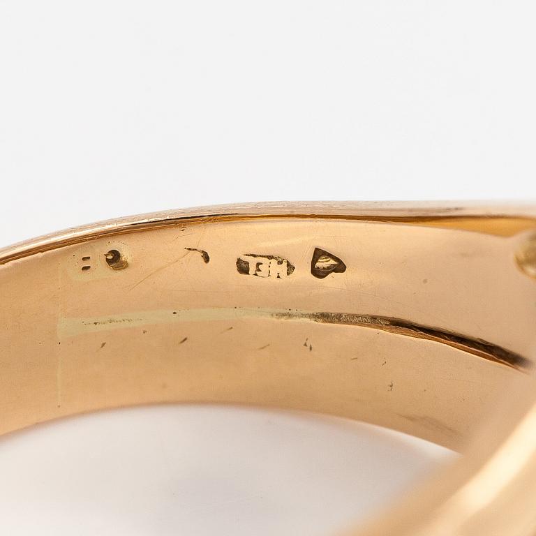 Ring, 14K guld och briljantslipade diamanter.