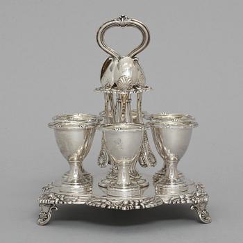 ÄGGKOPPAR med SKED, i ställning, silver, S W & Co, Sheffield, England, 1839-40. Tot vikt c:a 1200 g.