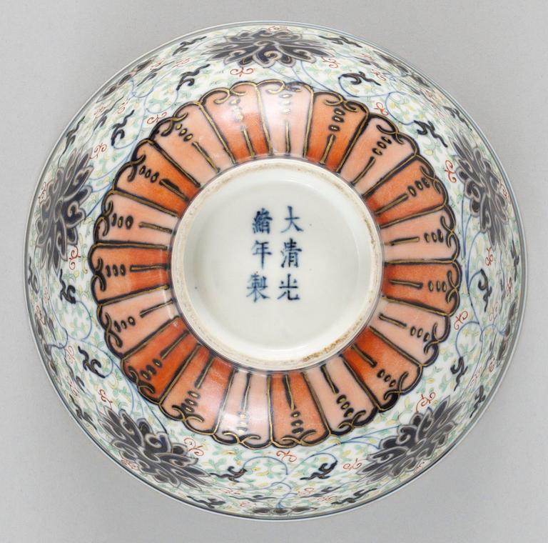 SKÅL, porslin. Qing dynastin, med Guangxus sex karaktärers märke och period (1875-1908).