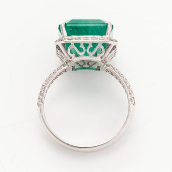 A 14K white gold ring, with an emerald ca. 8.97 ct and diamonds. With IGI-certificate.