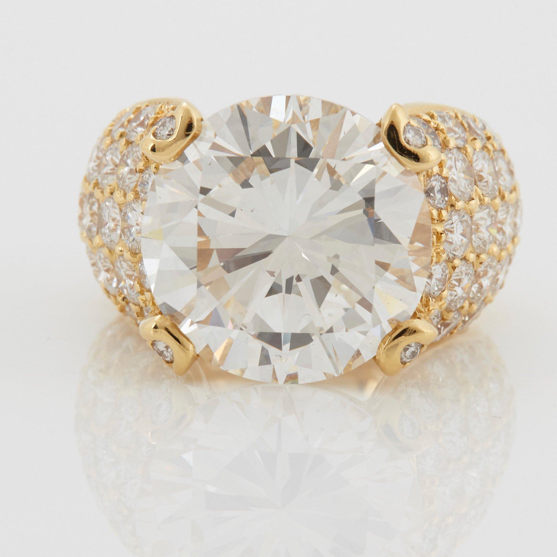 Ring 18K guld med en rund briljantslipad diamant 10.08 ct G vs2.