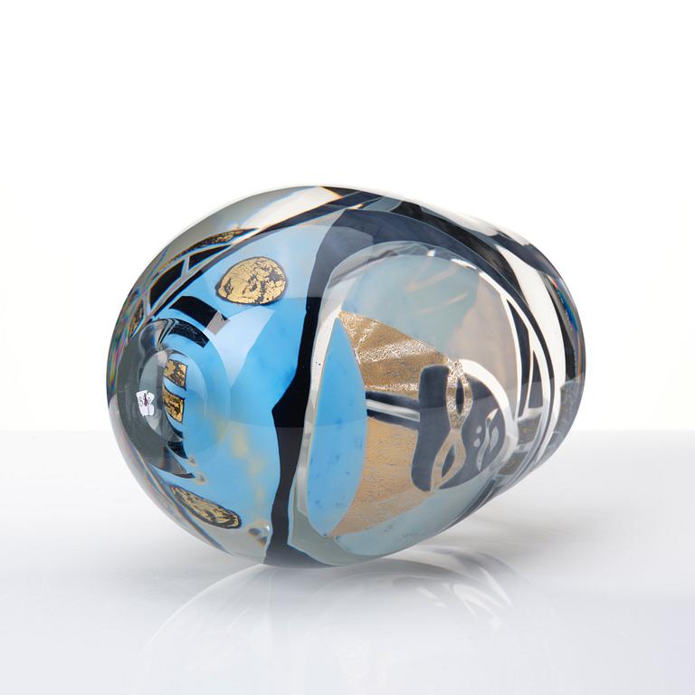 Hanne Dreutler, 'Il Capitano', a 'guldgraal' glass vase, Studio Åhus, Sweden  nr 122, ed 1/20, 1989.